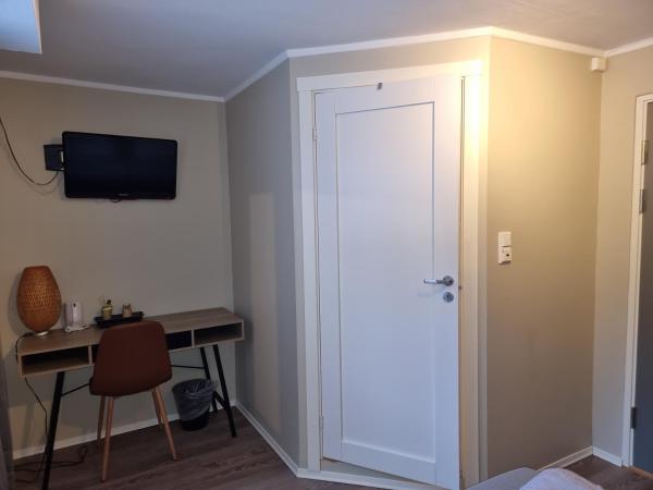HI Oslo Haraldsheim : photo 1 de la chambre chambre double avec salle de bains privative