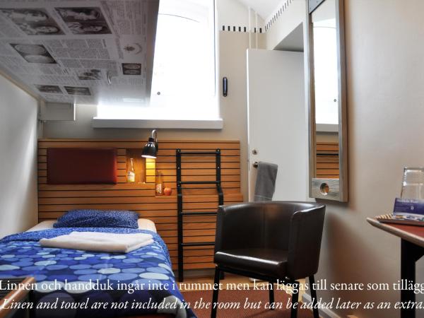 STF Långholmen Hostel : photo 3 de la chambre chambre lits jumeaux avec salle de bains privative