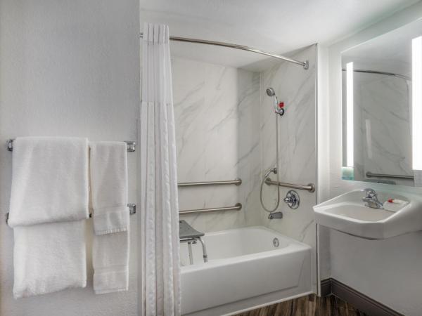La Quinta Inn by Wyndham Sacramento North : photo 3 de la chambre chambre lit king-size avec baignoire - adaptée aux personnes à mobilité réduite - non-fumeurs