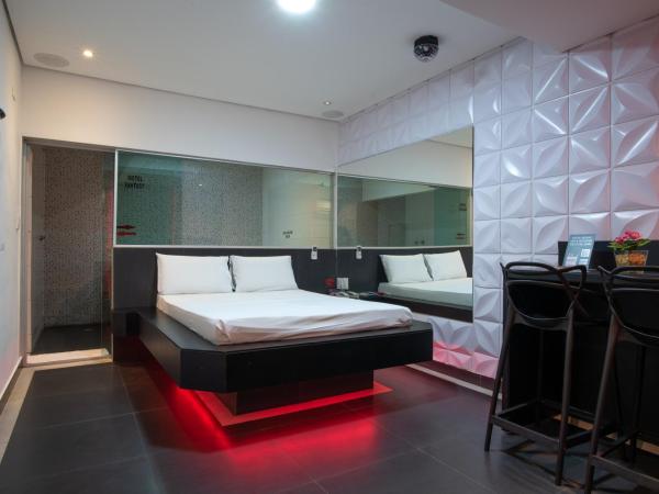 Motel Fantasy 1 : photo 8 de la chambre suite deluxe avec baignoire spa