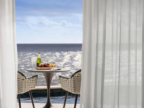 Hilton Cancun, an All-Inclusive Resort : photo 4 de la chambre chambre lit queen-size d’angle - côté océan