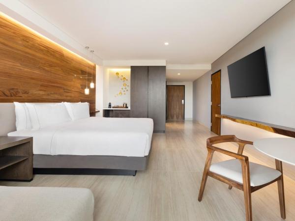 Hilton Cancun, an All-Inclusive Resort : photo 4 de la chambre chambre lit king-size avec douche accessible en fauteuil roulant - adaptée aux personnes à mobilité réduite