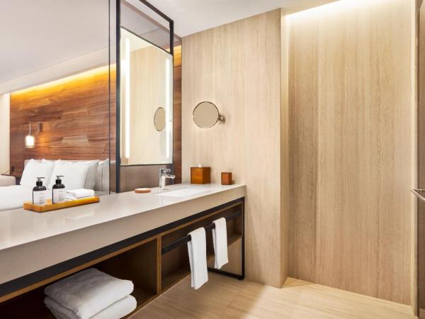 Hilton Cancun, an All-Inclusive Resort : photo 2 de la chambre chambre lit king-size – vue sur complexe