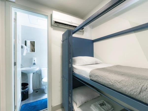 El Misti Hostel Ipanema : photo 4 de la chambre chambre lits jumeaux avec salle de bains privative