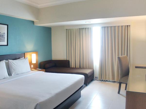 Hotel Santika Pandegiling - Surabaya : photo 4 de la chambre chambre lit king-size