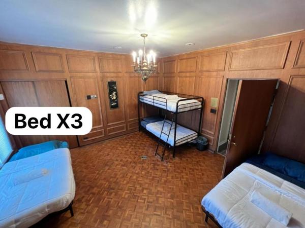 Pill Hill Mansion : photo 3 de la chambre lit simple en dortoir