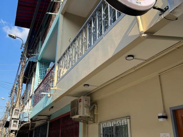 Achcha hotel - itsaraphap MRT station - Wat Arun : photo 4 de la chambre chambre familiale standard