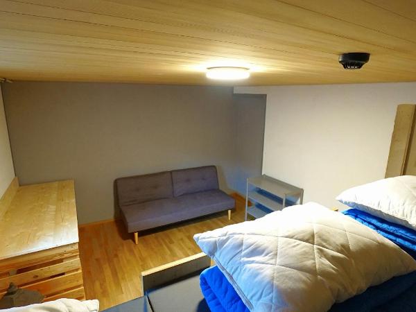 Naturfreunde Hostel Grindelwald : photo 3 de la chambre lit dans dortoir femmes de 6 lits avec salle de bains commune