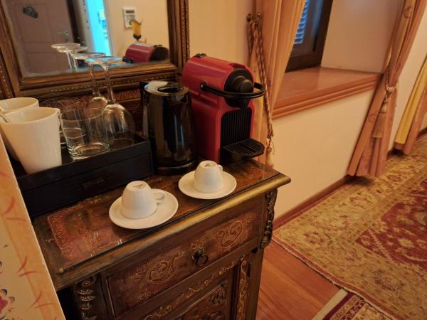 Nikos Takis Fashion Boutique Hotel : photo 8 de la chambre suite lit king-size avec baignoire spa - vue sur palais du grand maître