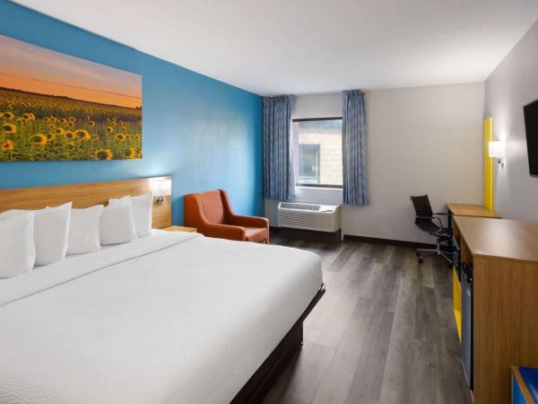 Days Inn & Suites by Wyndham Northwest Indianapolis : photo 1 de la chambre chambre lit king-size - non-fumeurs