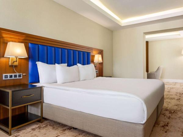 Ramada Plaza Sultanahmet : photo 1 de la chambre suite d'angle avec lit king-size et balcon
