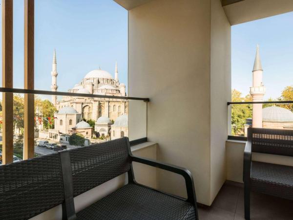 Ramada Plaza Sultanahmet : photo 6 de la chambre suite d'angle avec lit king-size et balcon