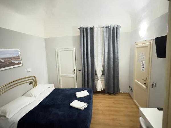 PICCOLO HOTEL Con Access ZTL !!! Ɲel Ƈentro Storico di Ƒirenze !!! : photo 2 de la chambre chambre triple standard