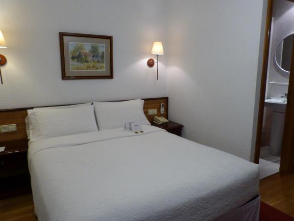 Hostal Navarra : photo 4 de la chambre chambre lit queen-size 