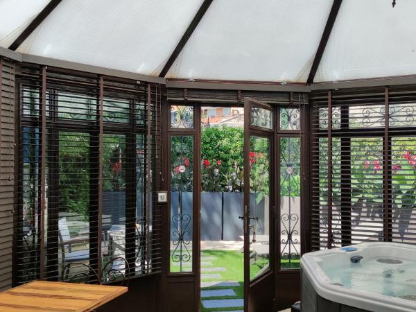 les jardins de la fontaine : photo 4 de la chambre chambre lit king-size avec baignoire spa