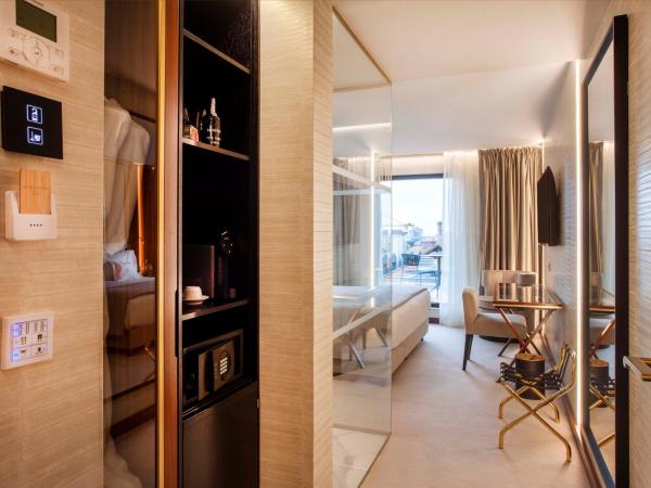 Wine & Books Porto Hotel : photo 6 de la chambre chambre supérieure avec balcon