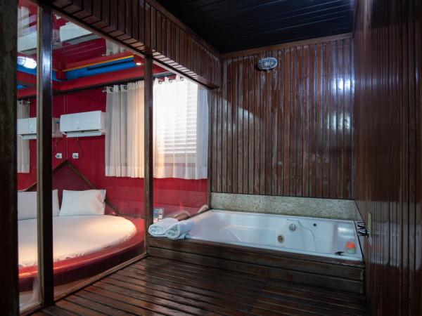 Motel Fantasy 5 : photo 4 de la chambre suite avec baignoire spa