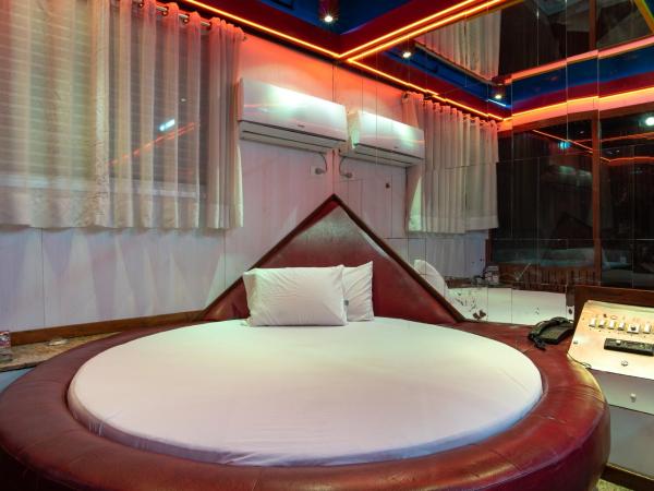 Motel Fantasy 5 : photo 5 de la chambre suite avec baignoire spa