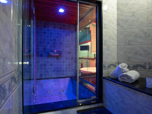 Motel Fantasy 5 : photo 10 de la chambre suite avec baignoire spa
