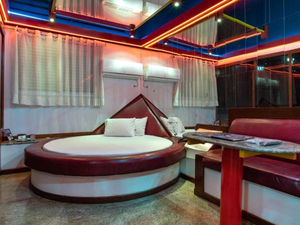 Motel Fantasy 5 : photo 9 de la chambre suite avec baignoire spa