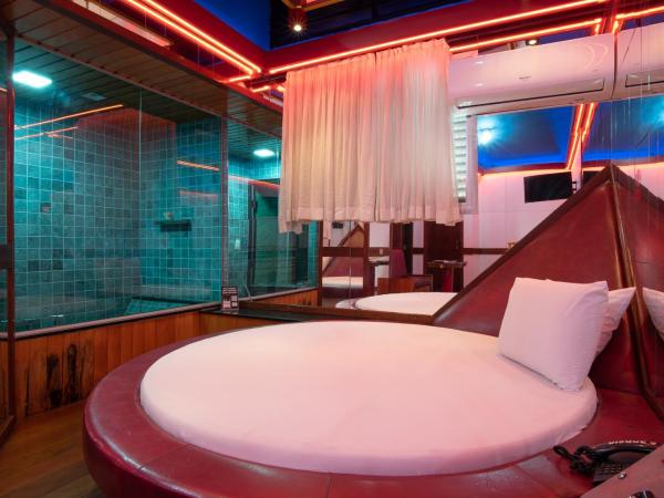 Motel Fantasy 5 : photo 8 de la chambre suite avec baignoire spa