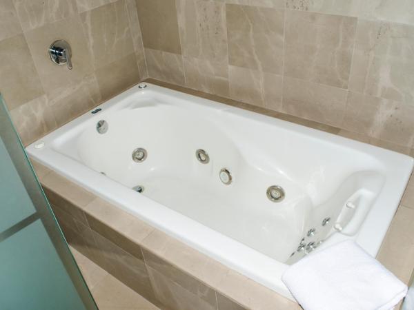 Four Points by Sheraton Veracruz : photo 1 de la chambre master, suite, 1 king, sofa bed, partial ocean view, balcony