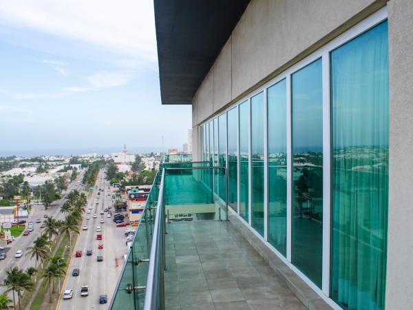 Four Points by Sheraton Veracruz : photo 2 de la chambre chambre lit king-size avec balcon - vue partielle sur océan