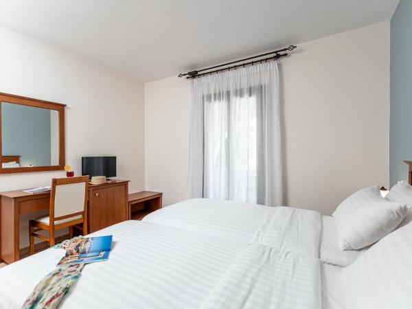 Naxos Resort Beach Hotel : photo 6 de la chambre chambre double - vue sur piscine