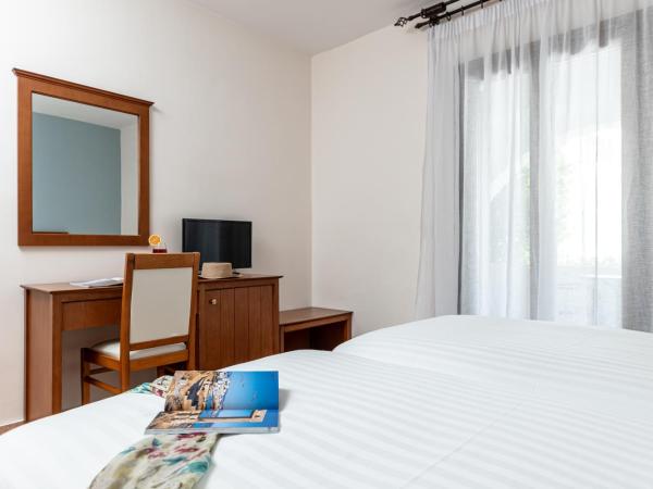 Naxos Resort Beach Hotel : photo 7 de la chambre chambre double - vue sur piscine