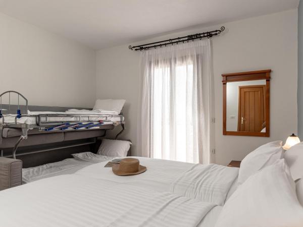 Naxos Resort Beach Hotel : photo 6 de la chambre chambre quadruple - vue sur jardin