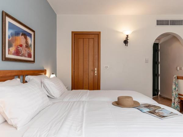 Naxos Resort Beach Hotel : photo 10 de la chambre chambre quadruple - vue sur jardin