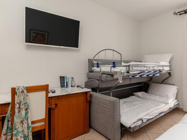 Naxos Resort Beach Hotel : photo 9 de la chambre chambre quadruple - vue sur jardin