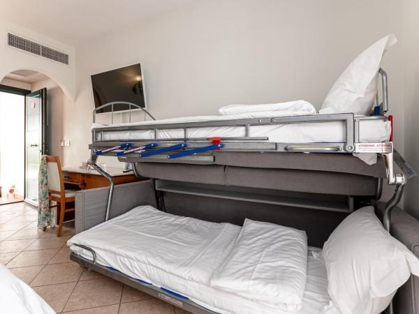 Naxos Resort Beach Hotel : photo 8 de la chambre chambre quadruple - vue sur jardin
