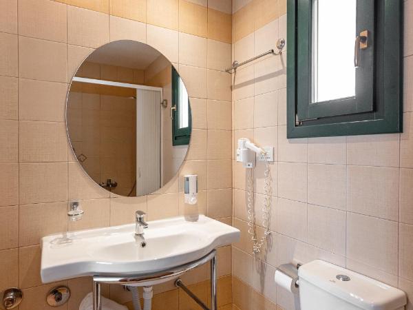 Naxos Resort Beach Hotel : photo 10 de la chambre chambre familiale - vue sur jardin