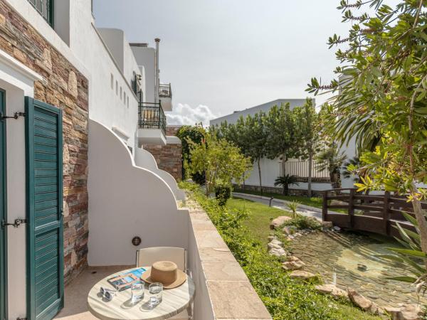 Naxos Resort Beach Hotel : photo 9 de la chambre chambre familiale - vue sur jardin