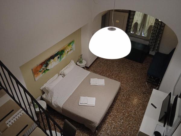 Rooms H Ercolani : photo 6 de la chambre grande chambre double ou lits jumeaux avec salle de bains privative séparée