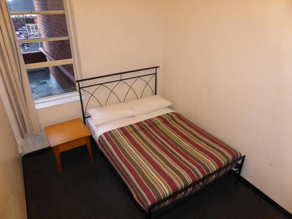 Maze Backpackers - Sydney : photo 4 de la chambre chambre double avec salle de bains commune