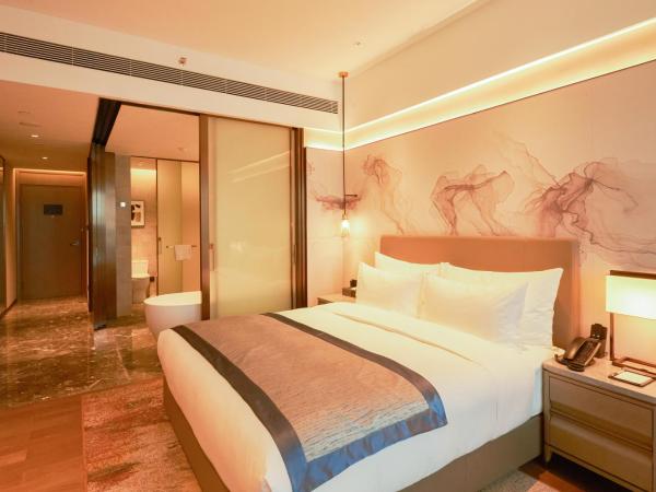 LN Dongfang Hotel Pazhou-Free Shuttle Buses and Registration Counter for Purchasing Agents during the Canton Fair : photo 2 de la chambre chambre lit king-size exécutive