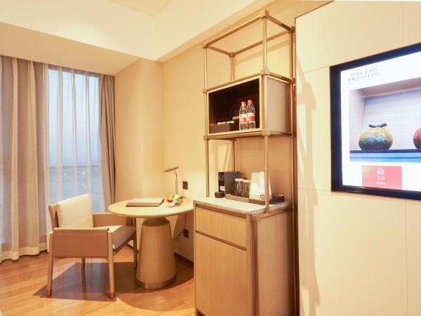 LN Dongfang Hotel Pazhou-Free Shuttle Buses and Registration Counter for Purchasing Agents during the Canton Fair : photo 4 de la chambre chambre lits jumeaux exécutive