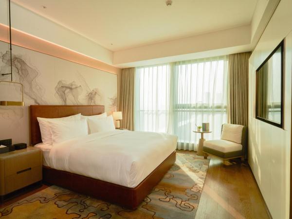 LN Dongfang Hotel Pazhou-Free Shuttle Buses and Registration Counter for Purchasing Agents during the Canton Fair : photo 1 de la chambre suite supérieure