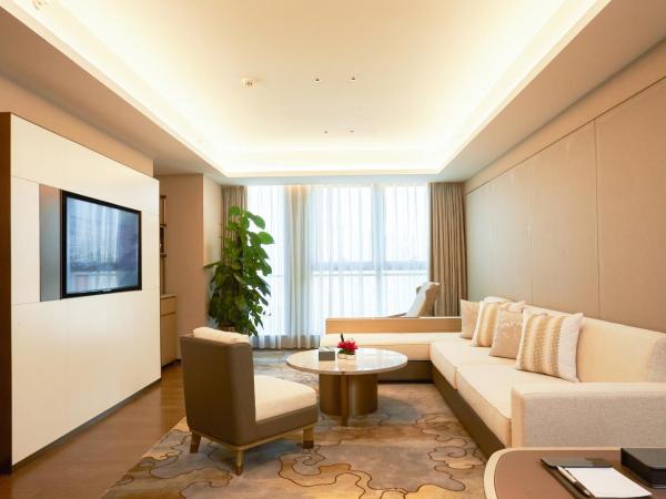 LN Dongfang Hotel Pazhou-Free Shuttle Buses and Registration Counter for Purchasing Agents during the Canton Fair : photo 4 de la chambre suite deluxe