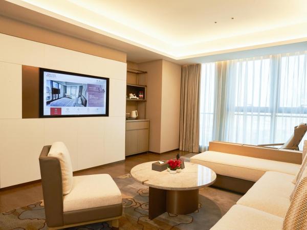 LN Dongfang Hotel Pazhou-Free Shuttle Buses and Registration Counter for Purchasing Agents during the Canton Fair : photo 2 de la chambre suite deluxe
