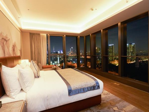 LN Dongfang Hotel Pazhou-Free Shuttle Buses and Registration Counter for Purchasing Agents during the Canton Fair : photo 1 de la chambre suite deluxe