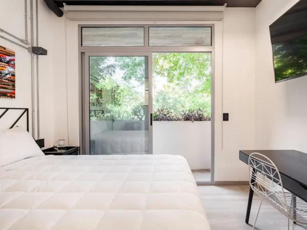 Mariano Escobedo 48 : photo 1 de la chambre chambre lit queen-size avec balcon