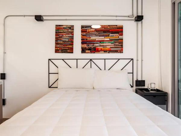 Mariano Escobedo 48 : photo 3 de la chambre chambre lit queen-size avec balcon