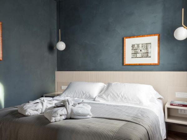 Liassidi Wellness Suites : photo 7 de la chambre suite lit king-size avec spa - vue sur canal