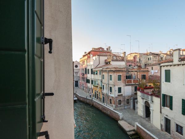 Liassidi Wellness Suites : photo 8 de la chambre suite lit king-size avec spa - vue sur canal