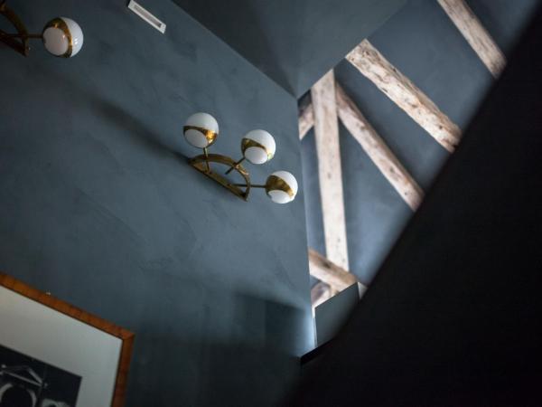 Liassidi Wellness Suites : photo 4 de la chambre suite lit king-size avec spa - vue sur canal