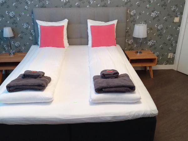 Hotel Charlotte / Stella : photo 9 de la chambre chambre double avec salle de bains privative