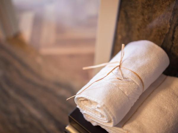 Liassidi Wellness Suites : photo 10 de la chambre suite d'angle lit queen-size avec bain turc - vue sur canal